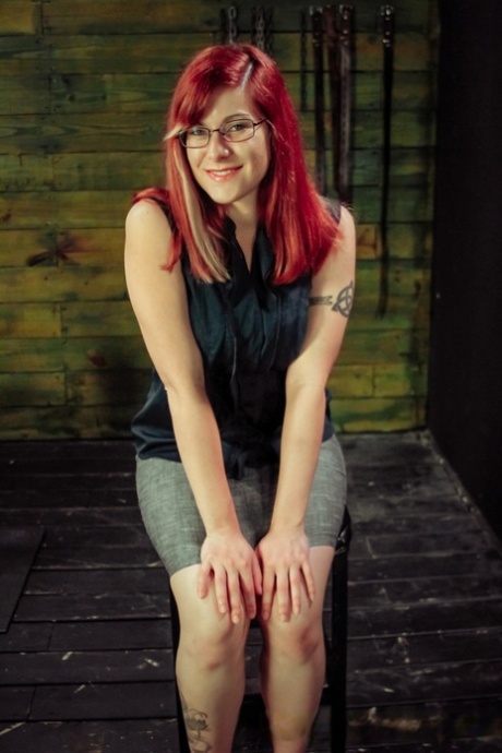 ruiva bdsm linda erótica arquivo