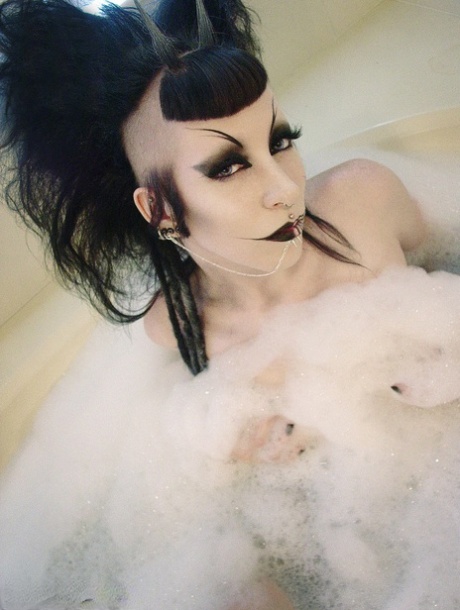 Razor Candi sex model photo