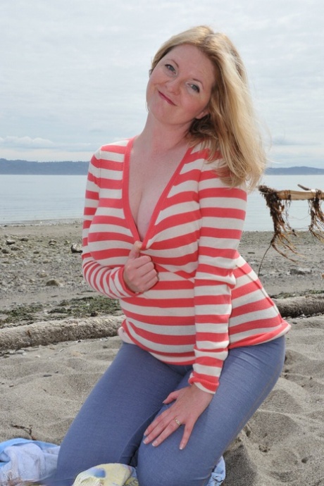 mature yoga pants hot sex images