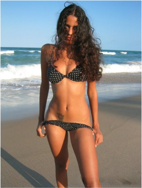 Polliana sexy model pic
