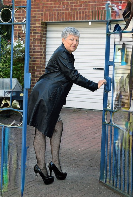 grand-mère penchée sexy xxx photo