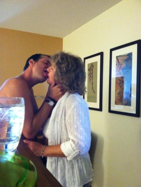 abuela seduce a chico bastante alta calidad foto