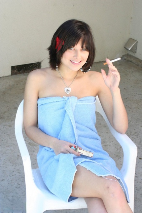 Ellie Idol star naked gallery