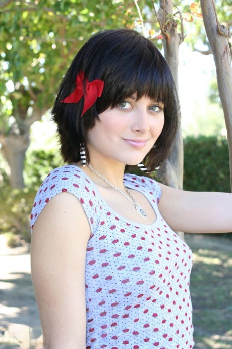 Ellie Idol adult model picture