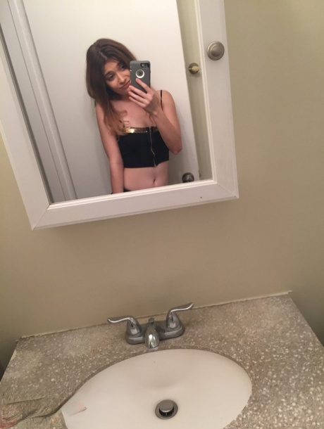 amateur teen selfie beautiful nude photo