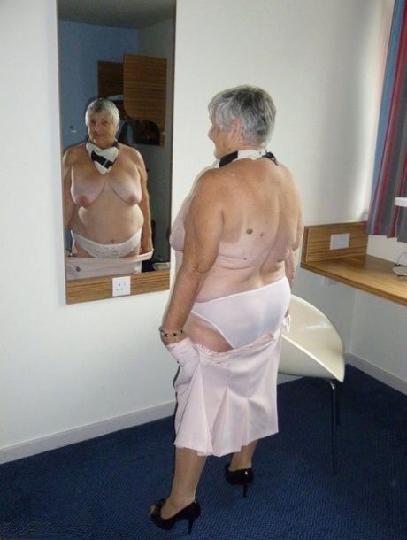 oma kleedt zich uit porno afbeelding