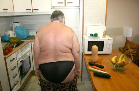 grand-mère se déshabille haut por photo