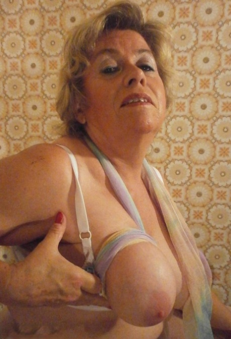 tette cadenti della nonna hd caldo fotografie