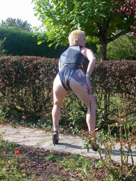Mary Bitch sexy model photo