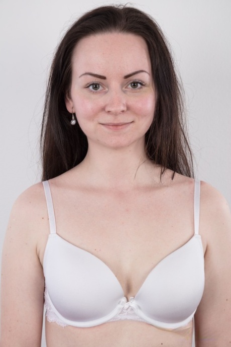 brunette tiener volwassen pornografisch foto