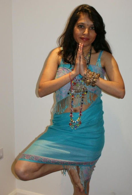 Kavya Sharma model adult img