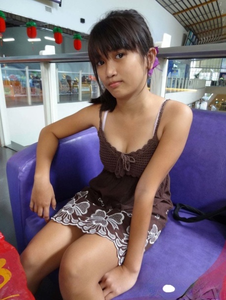 アジア人の彼女 ポルノグラフィック 画像