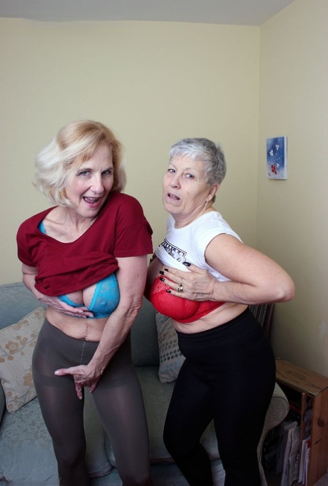 babiččí spodní prádlo sexy akty archiv