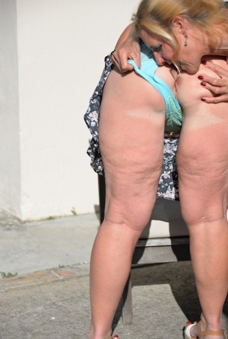 lesbian ass licking pornos photos
