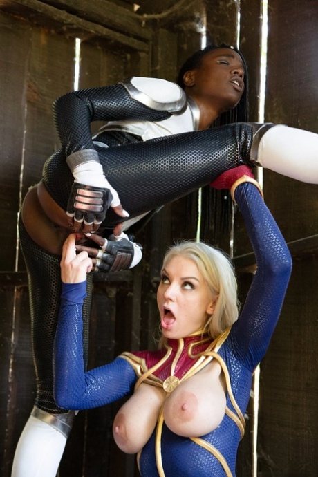 cosplay lesbico nudo sexy galleria