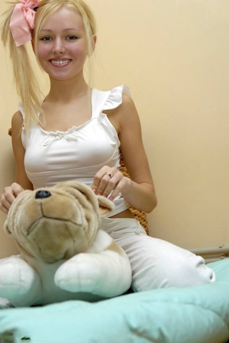 可爱的金发少女 性感裸體 畫廊