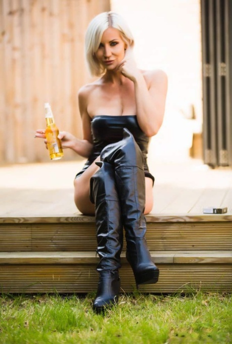 thigh high boots free sex pic