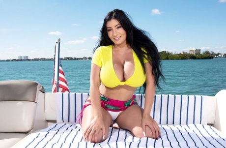 latina sotto la gonna bello pornografico img