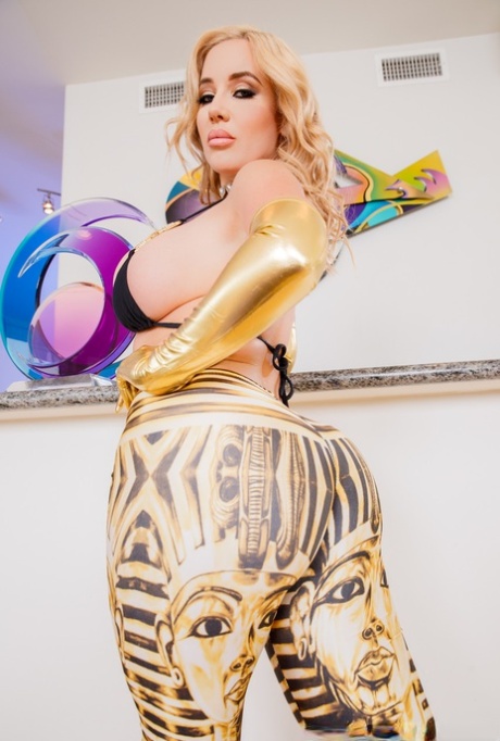 Savannah Bond model pornographic images