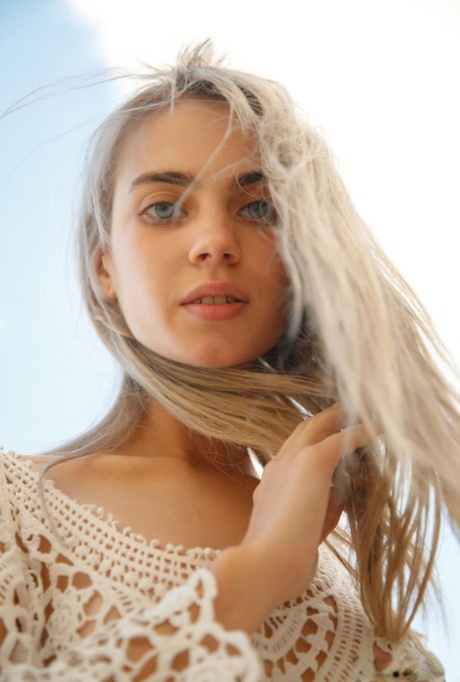Sofy Bee model best images