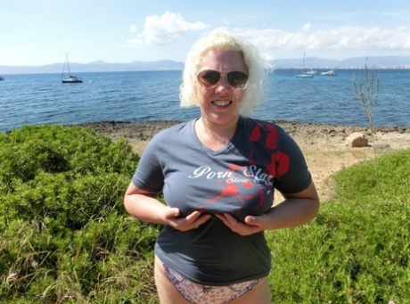 granny beach adult pic