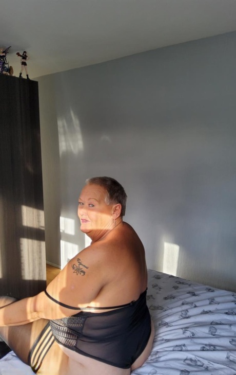 Oma Dessous nacktheit galerien