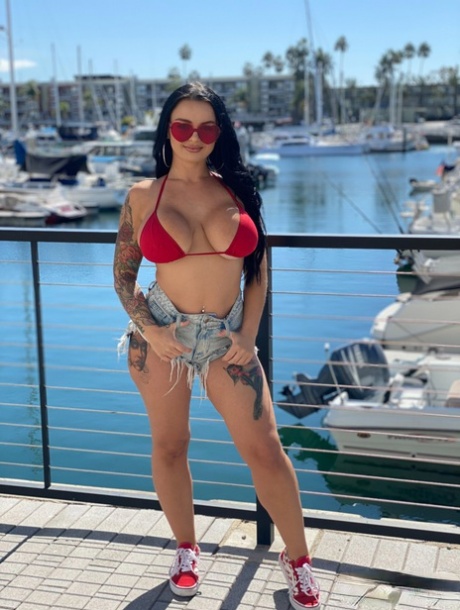 巨乳の公共の場 美しいxxx ギャラリー