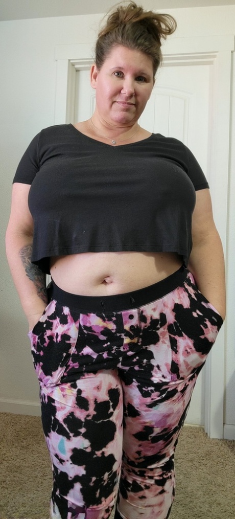 mature yoga pants hot photo