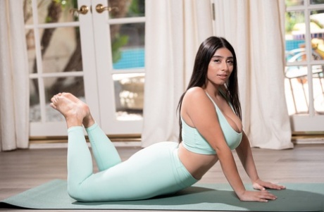 Yogahosen mit großen Titten nacktheit kunst bild