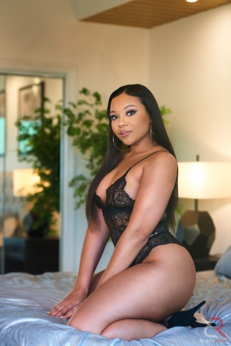 curvy ebony beautiful pics