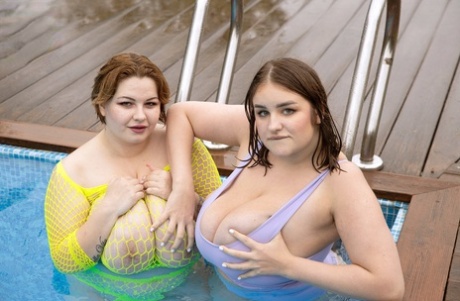 stora vackra kvinnor i bikini porr hög kvalitet foton