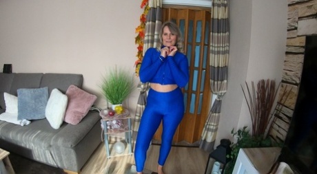 mature yoga pants porn pics