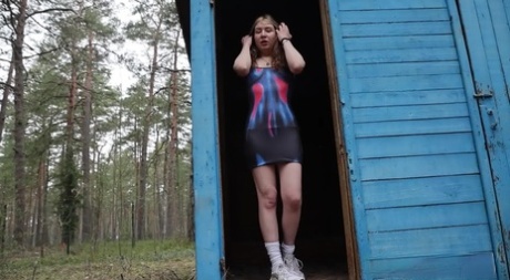 публичное мочеиспускание порно горячее изображение