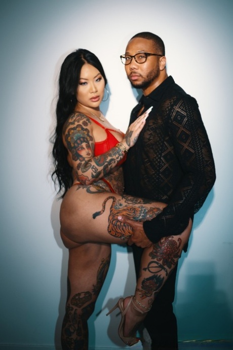 アジアのタトゥー ホットセクシー 写真