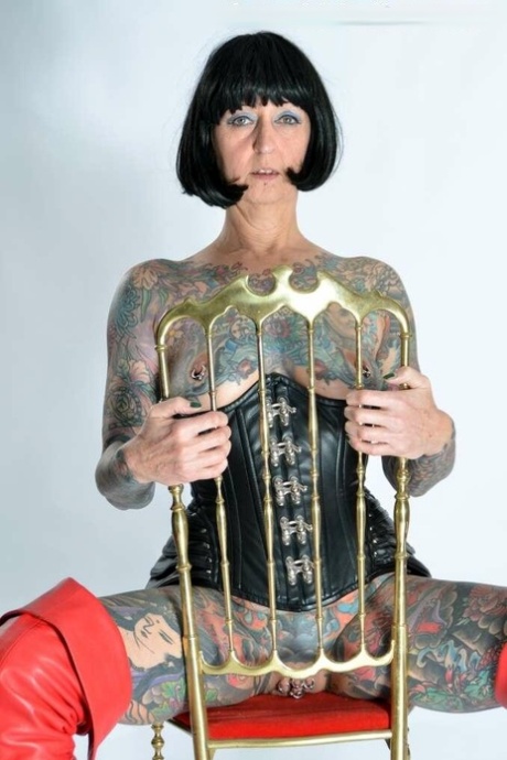 milf tatuada buena calidad imagen