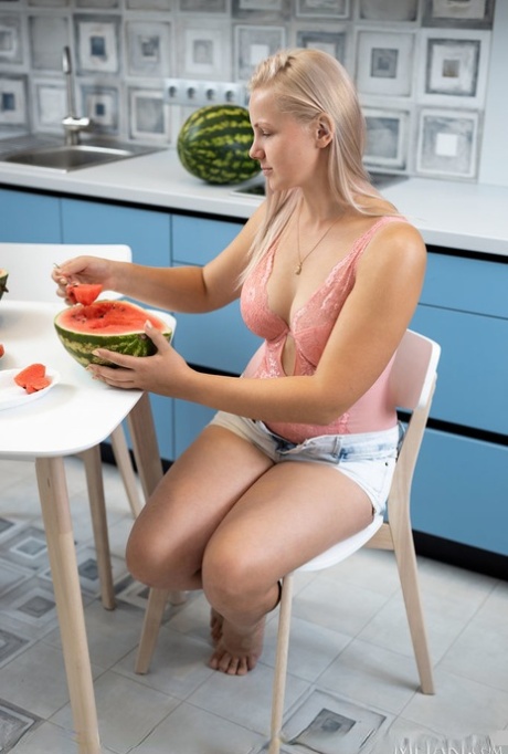 adolescente aux formes généreuses belle chaude images