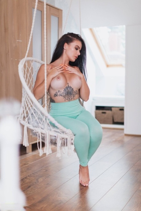 巨乳タトゥー 無料セクシー 写真