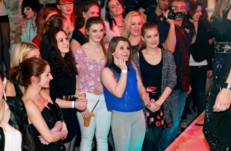 offentlig blottande nakenbilder pornografiska foto