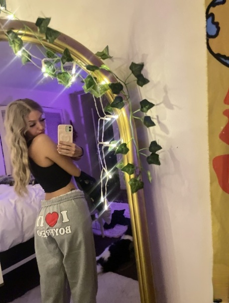 pochylony nad selfie nagość jest gorąca kolekcja