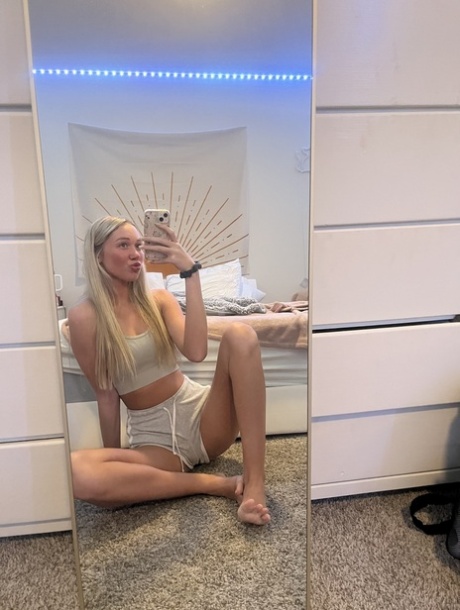 selfie blond nu gratuit archive