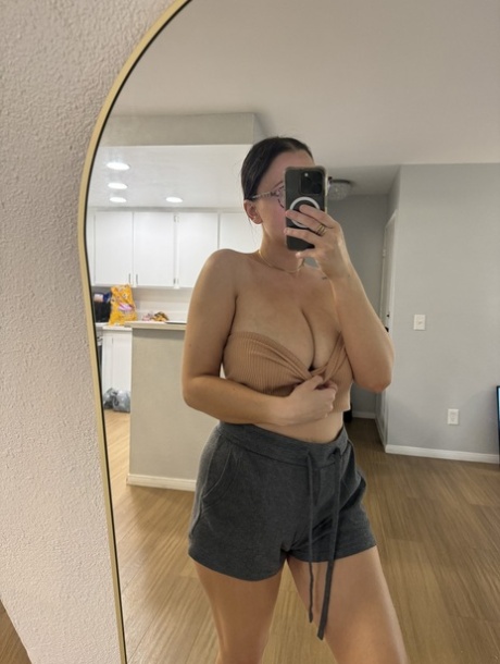 巨乳の自撮り セクシー 写真
