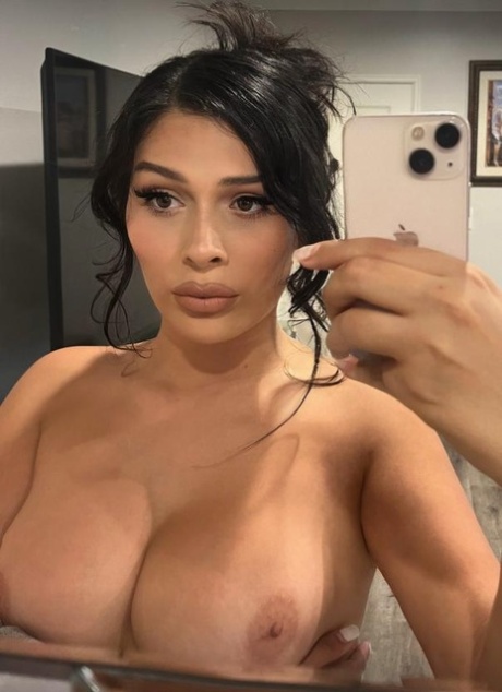 transexual con curvas hermosa alta definición foto
