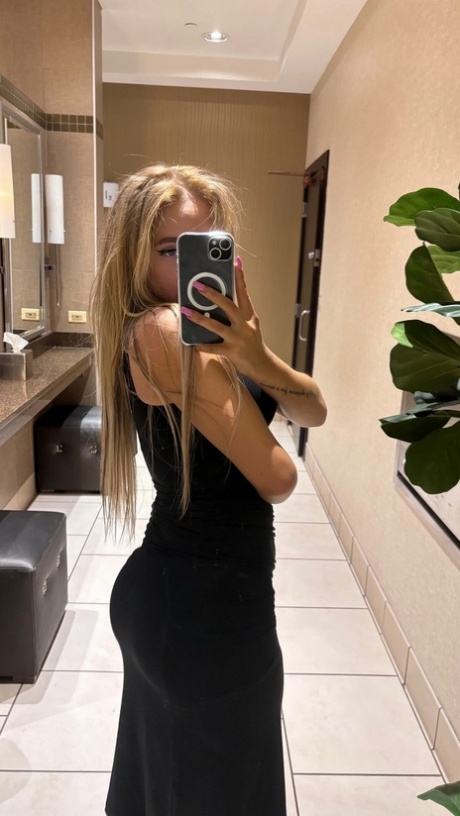 mirror selfie sexy naked picture