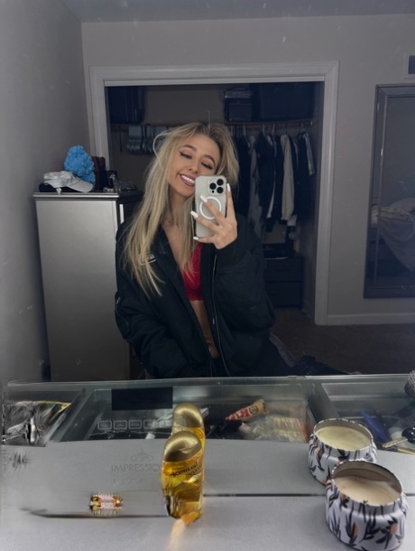 mirror selfie hot nude photos