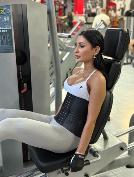 modello di fitness nudi esclusivi archivio