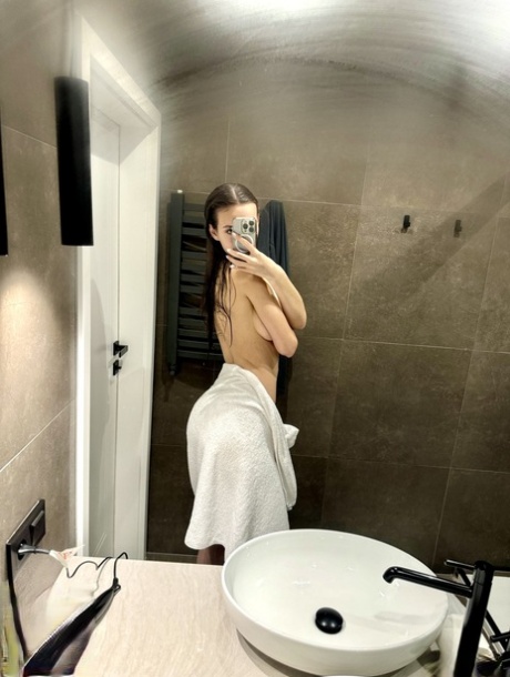 mirror selfie free porn pic