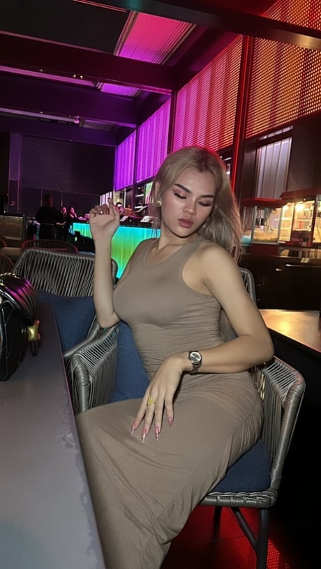 vestido de transexual desnudos calientes archivo