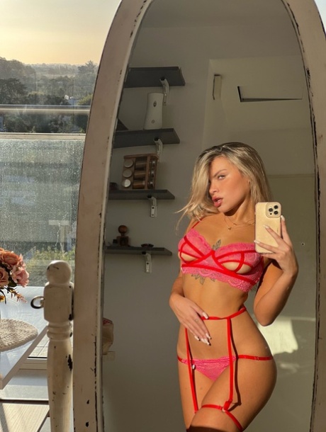 Dessous-Selfie hübsche nackt galerien