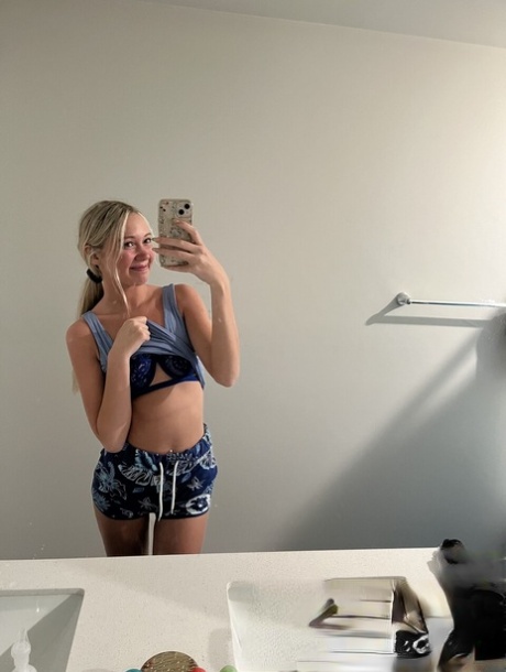 mirror selfie hot porn img
