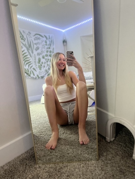 mirror selfie art nude photos